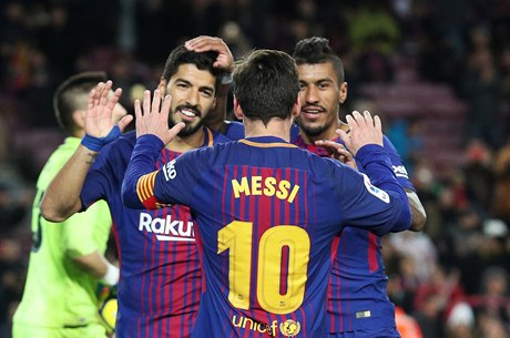 Barcelona vs. Levante: Messi slaví gól se Suarezem a Paulinhem.