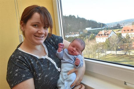 Maminka Daniela Hrabalová s prvním narozeným díttem v roce 2018, Jakubem...