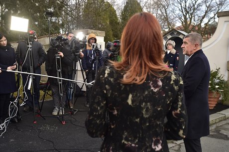 Premiér Andrej Babi (vpravo) pi setkání s novinái na zámku v Lánech.