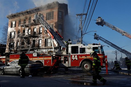 Na předměstí New Yorku hořel další bytový dům. 12 lidí je zraněno.
