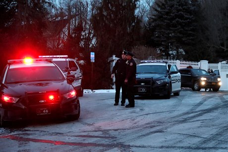 Policisté u domu Clintonových, kde zaal hoet jeden z pokoj.