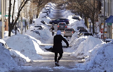 Lidé uklízejí sníh na pedmstí Bostonu.