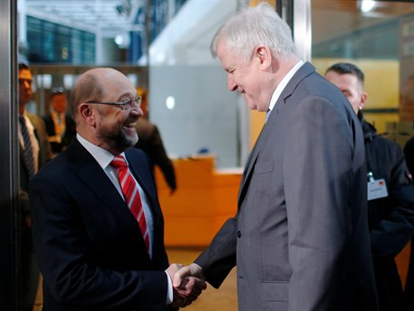 Lídr nmecké strany CSU Seehofer si tese rukou se svým protjkem Schulzem...