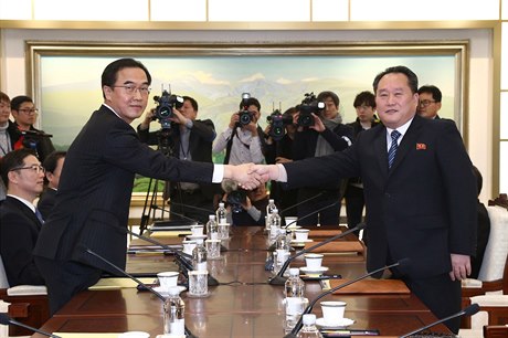 Ministr pro sjednocení Čo Mjong-kjon (vlevo) s vedoucím severokorejské delegace...