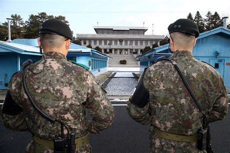 Jihokorejtí vojáci drí strá v demilitarizované zón oddlující ob Koreje.