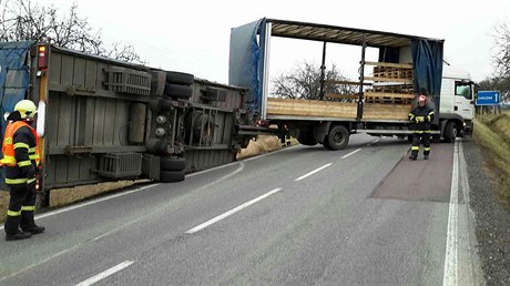 Silný vítr pevrátil 9. ledna odpoledne kamion v Bukovin u Peloue na...