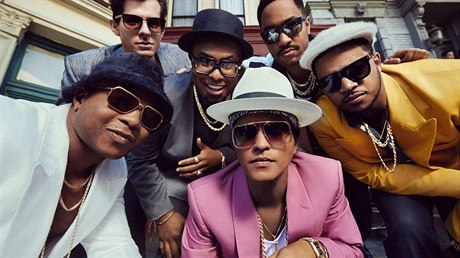 Skladba Uptown Funk. S rovým sakem v popedí je zpvák Bruno Mars.