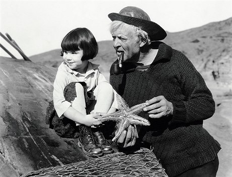 Baby Peggy v nmém filmu Captain January z roku 1924. Vpravo herec Hobart...