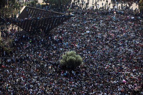Tisíce migrant protestují v Izraeli proti vládní politice.