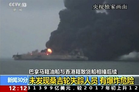 Zábry z ínských kamer ukazují hoící tanker.