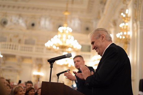 Milo� Zeman proná�í projev b�hem slavnostního ve�era na Pra�ském hrad� k...