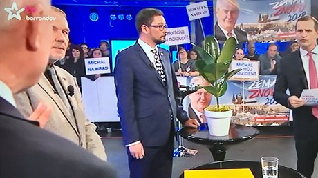 Mluví prezidenta Miloe Zemana pinesl do debaty na TV Barrandov s sebou fíkus.