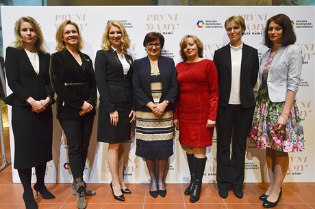 Ženy prezidentských kandidátů. Zleva jsou Michaela Horáčková, manželka Mirka...