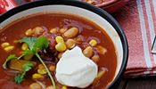 Vegetarinsk chili s fazolemi, cizrnou a dn