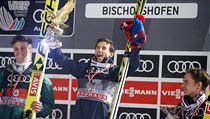 Skokan na lyžích Kamil Stoch slaví triumf v Bischofshofenu.