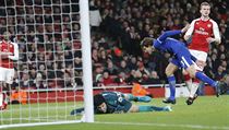 Arsenal Chelsea (Marcos Alonso překonává Petra Čecha)