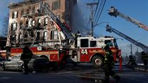 Na předměstí New Yorku hořel další bytový dům. 12 lidí je zraněno.
