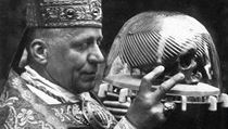 Kardinl Josef Beran s lebkou svatho Vojtcha.
