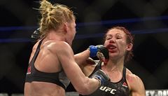 Holly Holmová a Cris Cyborg (�elem) v souboji na UFC 219.