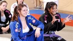 Mackenzie Dernová (v modrém) pi seminái v brazilské jiu-jitsu.