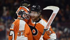 Brankář Philadelphia Flyers Brian Elliott a Jakub Voráček. | na serveru Lidovky.cz | aktuální zprávy