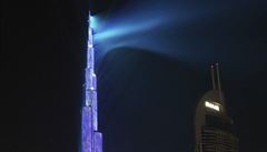 Novoroní svtelná show v Dubaji. Osvtlovaná je  nejvyí stavba na svte,...