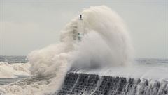 Vlny v západním Walesu pi boui Eleanor.