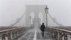 Osamlý chodec na Brooklynském most. Snhová boue zaala v New Yorku ve...