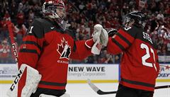 Kanaan Carter Hart (31) a Sam Steel (21) slaví gól