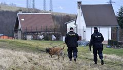 Policisté prohledávají 8. ledna okolí zahrádkáské osady eský Újezd mezi...