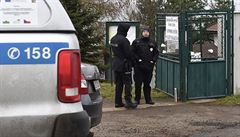 Policisté hlídají 8. ledna vjezd do zahrádkáské osady eský Újezd mezi...