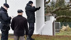 Policisté a místní chata prohlíejí 8. ledna díru v plot okolo zahrádkáské...