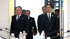 Vedoucí severokorejské delegace Ri Son-kwon (vlevo), který je éfem Výboru pro...