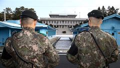Jihokorejtí vojáci drí strá v demilitarizované zón oddlující ob Koreje.