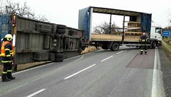 Silný vítr pevrátil 9. ledna odpoledne kamion v Bukovin u Peloue na...
