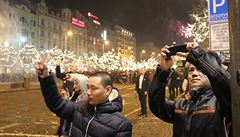 Selfie a videa. Lidé z rzných kout svta slavili v Praze.