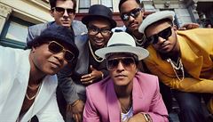 Skladba Uptown Funk. S růžovým sakem v popředí je zpěvák Bruno Mars. | na serveru Lidovky.cz | aktuální zprávy