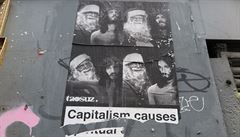 Plakát na londýnské zdi hlásá, že kapitalismus způsobuje duchovní úpadek...