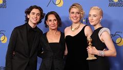 Tvrci a herci komedie Lady Bird (zleva): Timothee Chalamet, Laurie Metcalfová,...