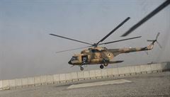 Pistání afghánské Mi. 17V5 na jedné z mnoha kábulských základen.