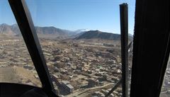 Pohled na Afghánistán z kabiny vrtulníku.
