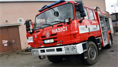 Poničená hasičská cisterna po zásahu tlakovou vlnou po výbuchu v Poličských... | na serveru Lidovky.cz | aktuální zprávy