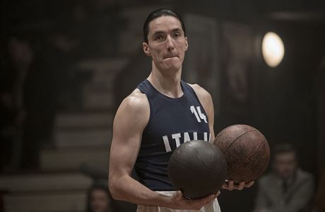 Naten filmu z basketbalovho prostedn Zlat podraz. Na snmku Ji Welsch.