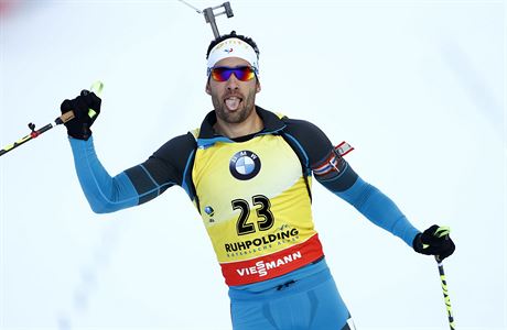 Martin Fourcade z Francie v cíli vytrvalostního závodu na 20 km v Rupholdingu.