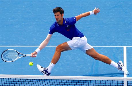 Novak Djokovi pi vítzné exhibici v Melbourne.