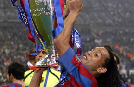 Brazilec Ronaldinho slaví s trofejí pro vítze Ligy mistr (rok 2006).