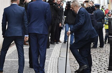 Prezident Milo Zeman pichází k sídlu Strany práv oban v Praze, kde bude 13....