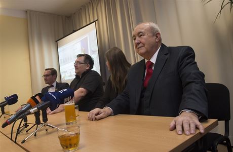 Prezidentský kandidát Petr Hannig (vpravo) sledoval 13. ledna 2018 v hotelu Na...