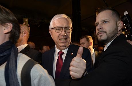 Kandidát na prezidenta Jií Draho sledoval 13. ledna 2018 v Praze výsledky...