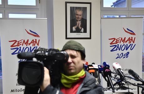 Kameraman natáí v sídle Strany práv oban v Praze, kde sledoval prezident...